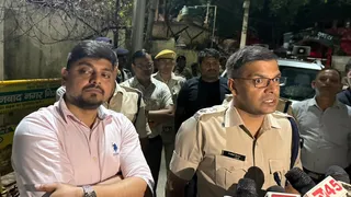 धनबाद जेल में छापामारी की जानकारी देते उपायुक्त आदित्य रंजन और एसएसपी प्रभात कुमार। (फोटो: अमित सिन्हा)