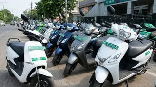 43% दोपहिया खरीदार अब ईवी लेने पर विचार कर रहे हैं। (AI जेनेरेटेड)