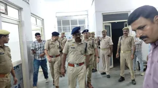 एन्काउंटर के बाद अस्पताल पहुंचे पुलिस अधिकारी।