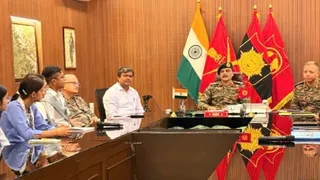 पश्चिमी उत्तर प्रदेश सब एरिया मुख्यालय में आयोजित कार्यक्रम में विद्यार्थियों को संबाेधित करते जीओसी मेजर जनरल सुमित राणा।