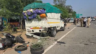 हापुड़ में मंगलवार को हुए भीषण सड़क हादसे में एक युवक की मौके पर ही मौत हो गई, जबकि दो ने अस्पताल में दम तोड़ा। जागरण