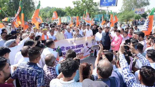 मल्लिकार्जुन खरगे की टिप्पणी के विरोध में रोहतक में BJP का मार्च, राहुल और सोनिया गांधी से मांगा जवाब
