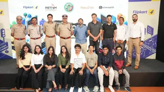 आईआईटी पटना की छात्राएं अन्य प्रतिभागियों व अतिथियों के साथ। सौ-संस्थान