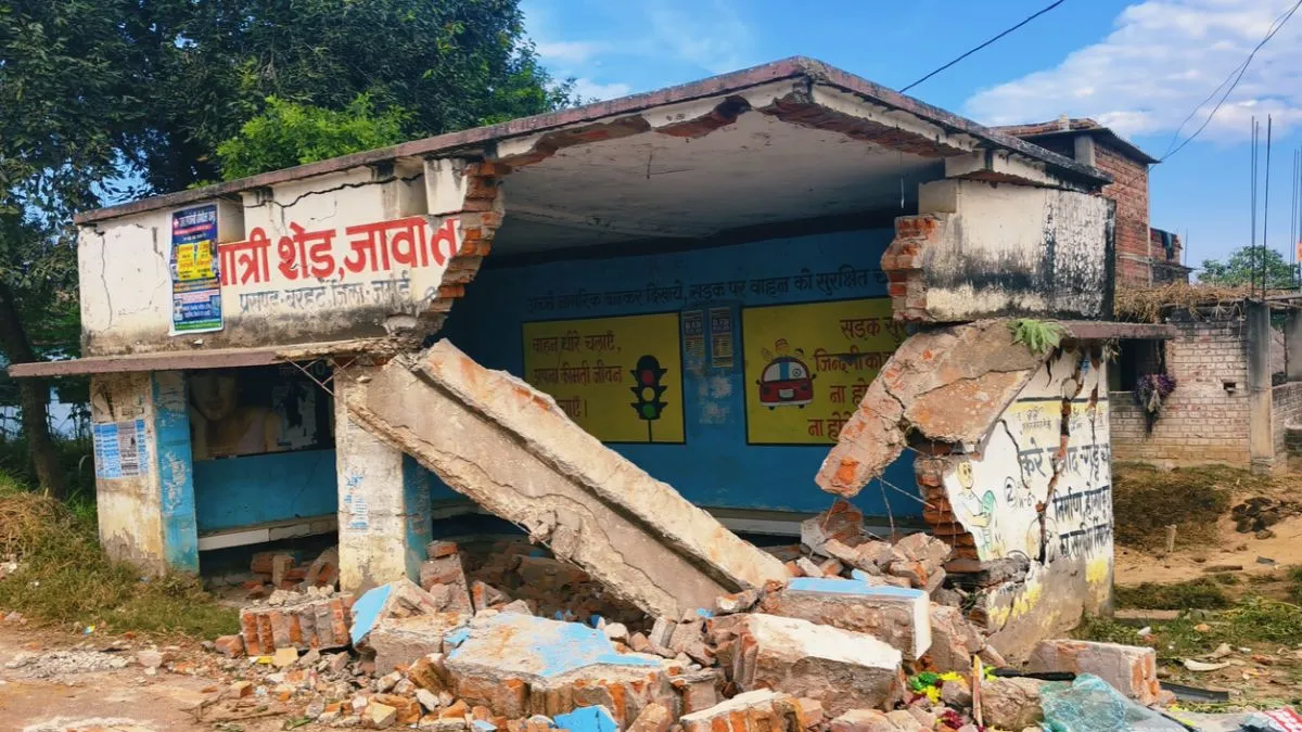 Jamui Hiva Truck Crashes into Passenger Shed Drivers Rescued (1)