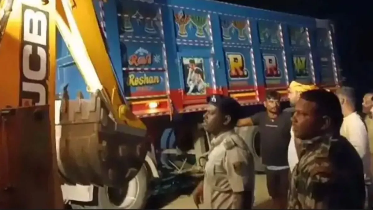 Jamui Hiva Truck Crashes into Passenger Shed Drivers Rescued (2)
