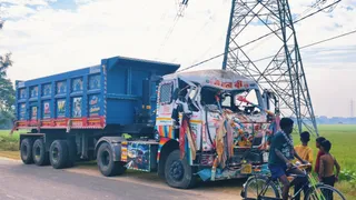 जमुई के बरहट में जावातरी चौक के पास यात्री शेड से टकराया दुर्घटनाग्रस्त हाइवा
