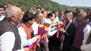 मुख्यमंत्री सुखविन्द्र सिंह सुक्खू जोलसप्पड़ मेडिकल कॉलेज पहुंचने से पहले लोगों से मिलते हुए। जागरण
