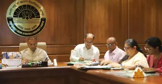 विद्या परिषद की बैठक में शैक्षणिक प्रस्तावों पर चर्चा करते कुलपति प्रो. विनय कुमार पाठक और उपस्थित सदस्य। सीएसजेएमयू