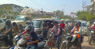 गुमटी नंबर पांच के पास फंसे वाहन चालक। जागरण