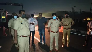 बीकेटी में किसान पथ पर गैस रिसाव के बाद एसडीआरएफ फायर ब्रिगेड और और पुलिस टीम नियंत्रण के लिये। जागरण