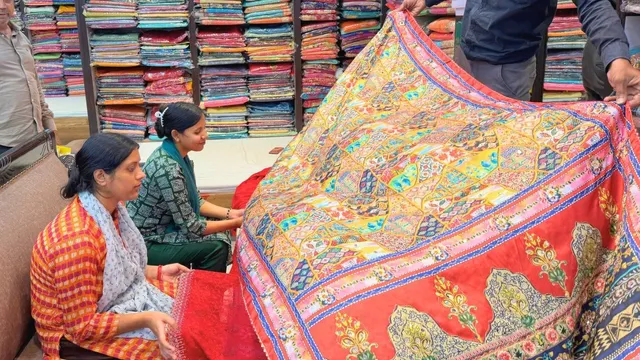 करवा चौथ पर लखनऊ के बाजारों में छाई सिल्क साड़ियां, बनारसी और दक्षिण भारतीय सिल्क की बढ़ी मांग
