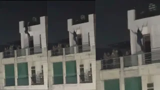 छज्जे से लटकी महिला ने लगाई छलांग। (वीडियो ग्रैब)
