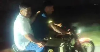 बुलेट बाइक से जाते मौदहा एसडीएम।