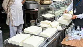 पनीर में फॉर्मलिन मिलाने का मामला आया सामने, भागलपुर में आधा दर्जन दुकानदारों पर कार्रवाई (AI Generated Image)