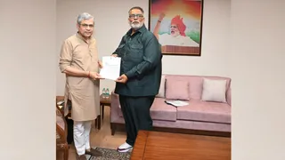 नई दिल्ली में केंद्रीय रेल मंत्री अश्विनी वैष्णव को ज्ञापन सौंपते पूर्णिया सांसद राजेश रंजन उर्फ पप्पू यादव।