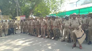 प्रयागराज में डॉक्टरों और वकीलों में तकरार:को देखते हुए एसआरएन अस्पताल में तैनात पुलिस। जागरण