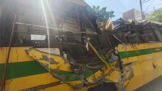 हादसे के बाद क्षतिग्रस्त बस। (फोटो- जागरण)