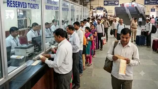 रेल यात्रियों के लिए खुशखबरी, काउंटर टिकट पर अब मिलेगा 45 पैसे में 10 लाख का यात्रा बीमा कवर (AI Generated Image)
