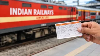 Railway Ticket Insurance: रेलवे के आरक्षण काउंटर से कैशलेस भुगतान पर टिकट बुक कराने पर बीमा योजना शुरू। (सांकेतिक फोटो)