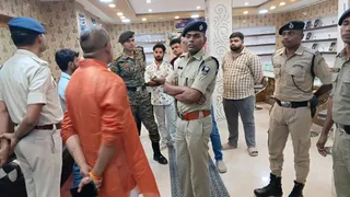 लूट के बाद ज्वेलरी शॉप में जांच करते एसपी मिस्टर राज।