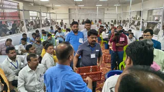 छपरा में मतगणना केंद्र पर जानकारी लेते डीएम वैभव श्रीवास्तव