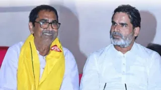 प्रशांत किशोर के साथ डॉ. सुरेश प्रसाद राय। फाइल