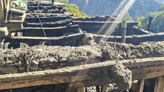आग की लपटों में खाक हुईं जीवनभर की जमा-पूंजी। फोटो जागरण