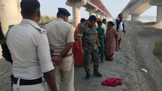 बलिया में जयप्रभा सेतु से फेंकी गई नवजात बच्ची रेत पर मिली जीवित।