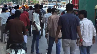 बनारस की गलियों से सड़कों तक बिखरा है बनारसीपन, ठेठ अंदाज में भी झलकता है अपनापन।