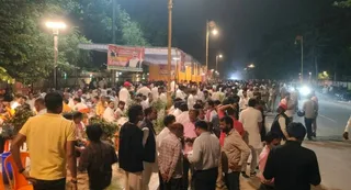 विश्वविद्यालय के मुख्यगेट के बाहर जुटी भीड़। जागरण