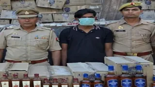 अवैध शराब के साथ पकड़ा गया आरोपित। सौ. पुलिस