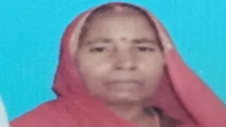 घर की सफाई के लिए मिट्टी खोदते समय हुआ हादसा, ग्रामीणों ने निकाला।