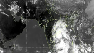 अर्नब चक्रवात का पूर्वांचल पर असर: वाराणसी में किसानों के लिए कृषि विभाग का अलर्ट जारी।