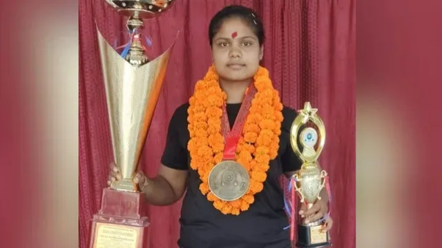 अमरोहा की बेटी खुशी ने हरियाणा में मचाया धमाल, नेशनल पावर लिफ्टिंग चैंपियनशिप में जीता गोल्ड
