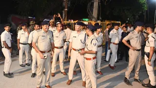मतगणना स्थल के बाहर सुरक्षा में तैनात पुलिस कर्मी।