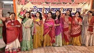 वाराणसी में मारवाड़ी महिला संगठन ने गरबा डांडिया महोत्सव से बिखेरी संस्कृति की छटा।