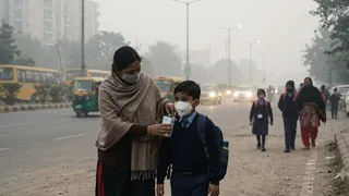 बच्चों को एयर प्यूरिफायर से लैस कर स्कूल भेज रहे पैरेंट्स (एआई जेनरेटेड इमेज )
