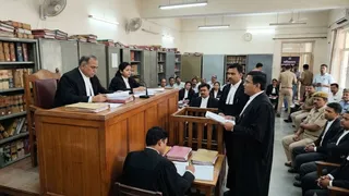 बीमा क्लेम न मिलने पर डॉक्टर पर लगाए फर्जी आरोप ( एआई जेनरेटेड इमेज )