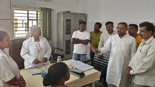 रमकंडा पीएचसी में कई स्वास्थ्यकर्मी ड्यूटी से अनुपस्थित मिले। जागरण