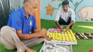 नगर निगम की गौशाला कान्हा उपवन में रंगबिरंगे दीये तैयार करता कारीगर