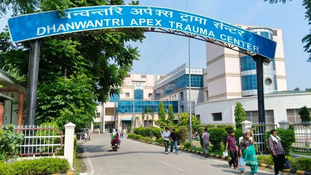 रोहतक पीजीआई के ट्रामा सेंटर में शव गृह का फ्रिज खराब, दुर्गंध से मरीज और स्टाफ बेहाल
