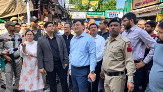 दमकल की देरी से जम्मू शिव मार्केट में भीषण आग, दुकानदारों का लाखों का नुकसान।