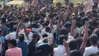 सड़क पर टायर जलाकर प्रदर्शन