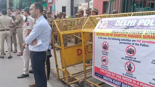 जामिया के आसपास पुलिस ने नागरिक सुरक्षा संहिता की धारा 163 लगा दी है।