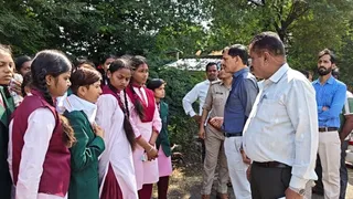 छात्राओं को समझाइश देते अधिकारी।