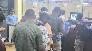 टिकट के लिए लंबी कतार में लगे यात्री। जागरण