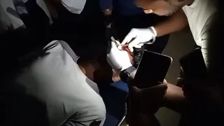 मऊ जिला अस्पताल में अंधेरे में इलाज: मोबाइल टार्च की रोशनी में लगे टांके।