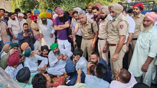 जाम हाईवे को खुलवाने का प्रयास करते हुए पुलिस अधिकारी।