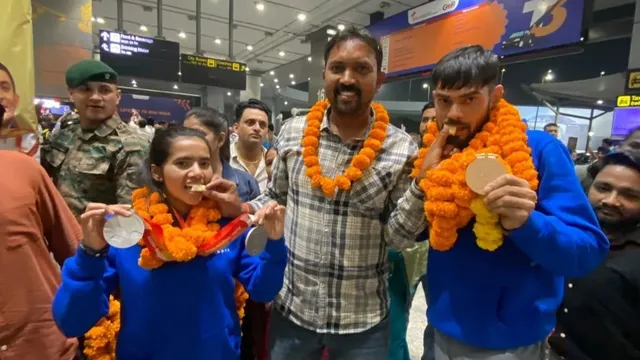 पैरा एशियन गेम्स में मेडल जीतकर भारत लौटे प्रीति पाल, आयुष वर्मा और अनुभव चौधरी, दिल्ली एयरपोर्ट पर हुआ भव्य स्वागत
