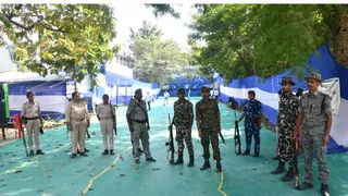 मुजफ्फरपुर में मतगणना स्थल पर मौजूद सुरक्षाकर्मी।